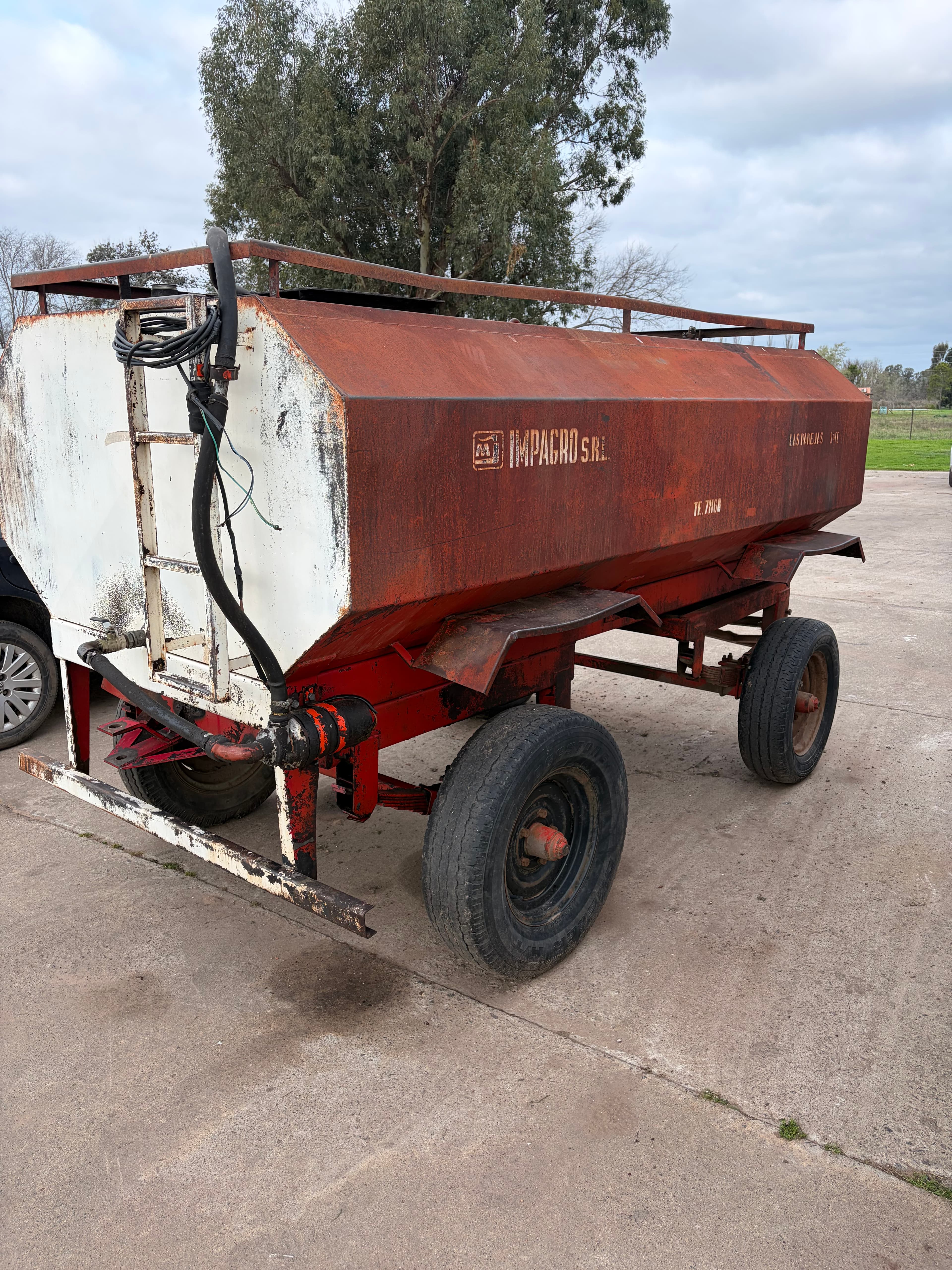 Impagro 3000 lts con bomba 12v